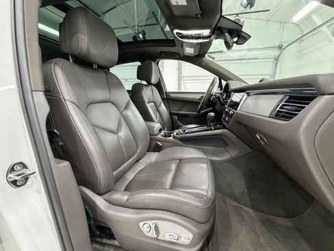 Certified 2023 Porsche Macan image 23