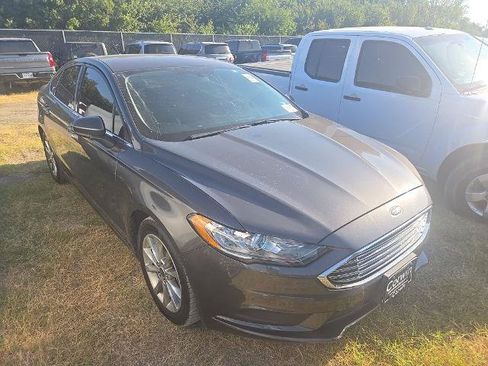 Certified 2017 Ford Fusion SE FWD image 4