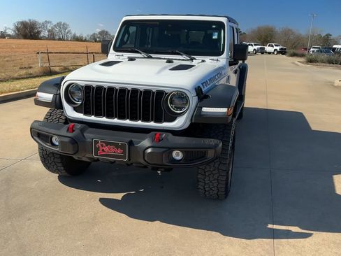 Used 2024 Jeep Gladiator Rubicon AWD/4WD image 4