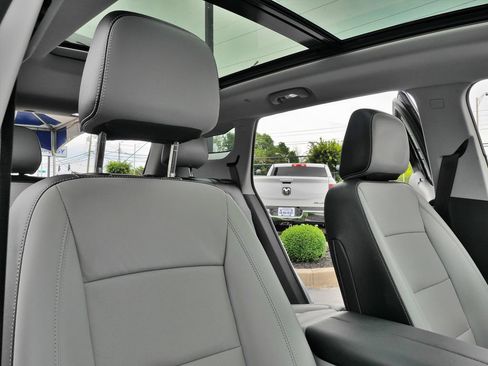 Used 2024 GMC Terrain SLT AWD/4WD image 14