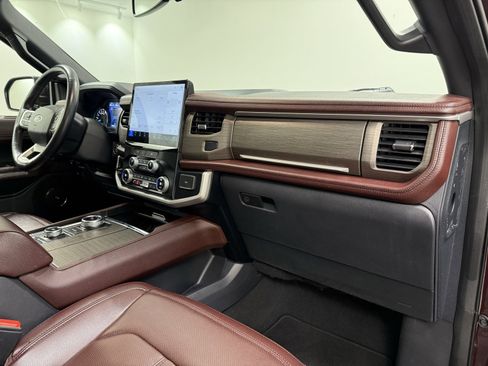 Used 2024 Ford Expedition Limited image 33