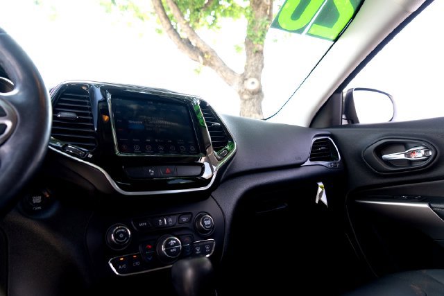 Used 2020 Jeep Cherokee Limited w/ Luxury Group FWD image 15