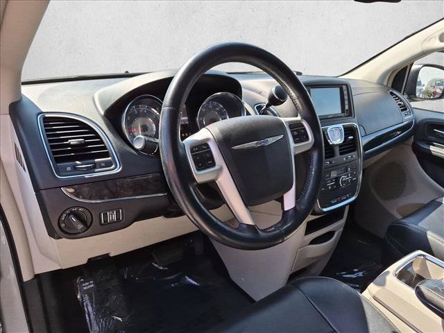 Used 2014 Chrysler Town & Country Touring-L w/ Driver Convenience Group FWD image 10