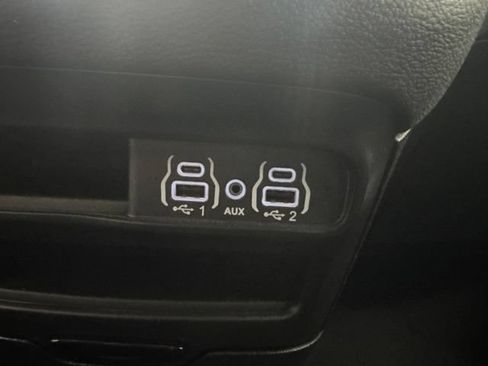 Used 2024 Chrysler Pacifica Limited FWD image 19