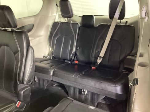Used 2024 Chrysler Pacifica Touring-L FWD image 32
