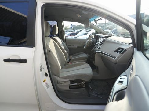 Used 2011 Toyota Sienna image 19
