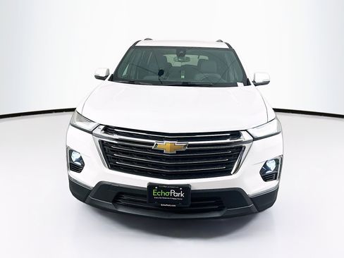 Used 2023 Chevrolet Traverse LT FWD image 2