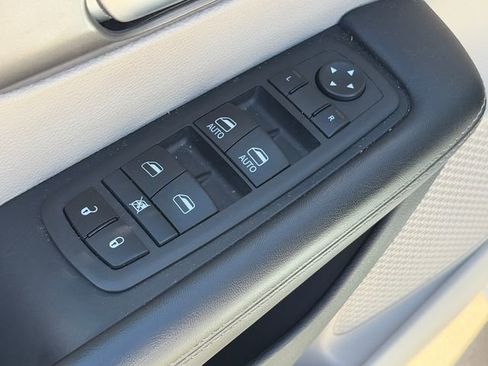 Used 2024 Chrysler Pacifica Touring-L image 17