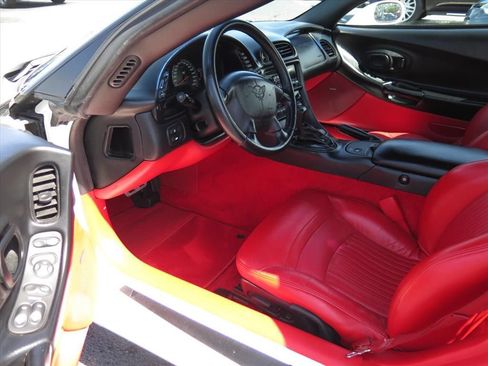 Used 2004 Chevrolet Corvette Coupe w/ Preferred Equipment Group RWD image 10