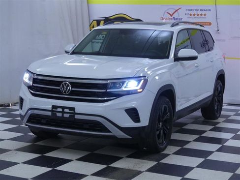Used 2023 Volkswagen Atlas SE w/ Panoramic Sunroof Package image 4