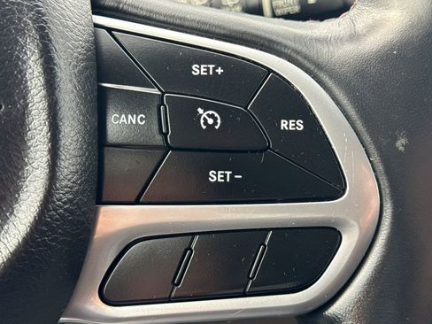 Used 2018 Chrysler Pacifica Touring-L Plus FWD image 28