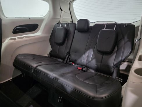 Used 2017 Chrysler Pacifica Touring-L Plus image 11