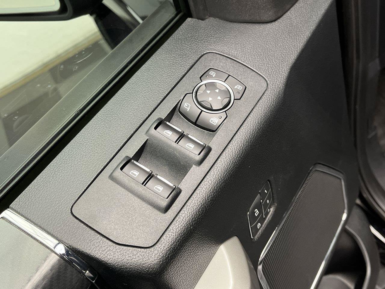 Used 2018 Ford F150 Lariat w/ Equipment Group 502A Luxury AWD/4WD image 11