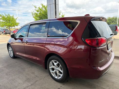 Used 2018 Chrysler Pacifica Touring Plus w/ Tire & Wheel Group FWD image 12
