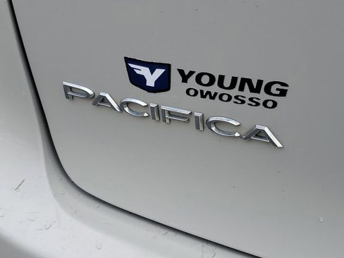 Used 2017 Chrysler Pacifica Touring-L w/ Tire & Wheel Group image 34