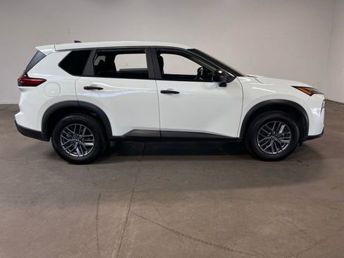 Used 2024 Nissan Rogue S FWD image 2