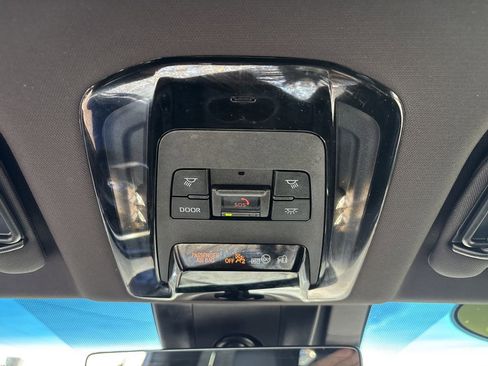 Used 2021 Toyota Venza image 23