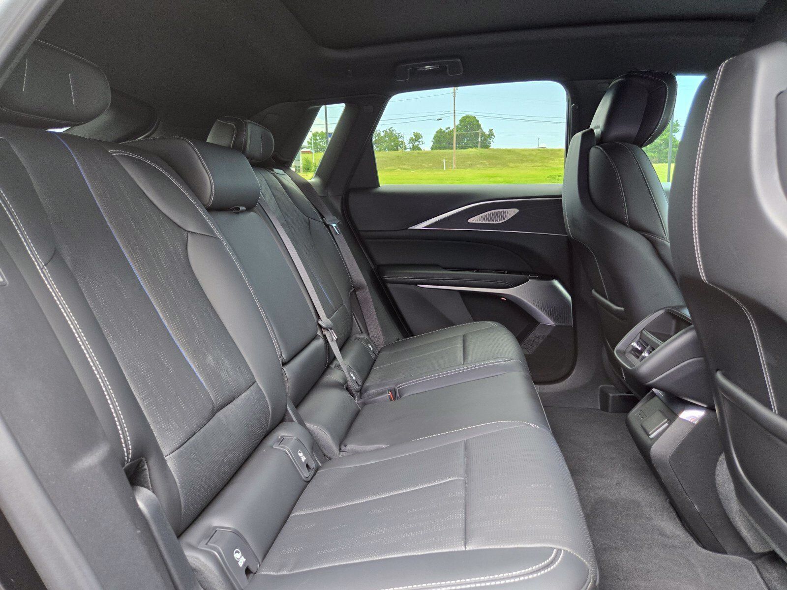 Used 2024 Cadillac Lyriq Luxury AWD/4WD image 17
