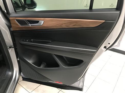 Used 2025 Volkswagen Atlas SE FWD image 12