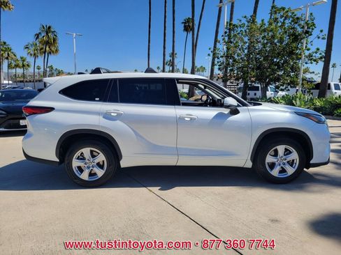 Used 2022 Toyota Highlander LE image 3