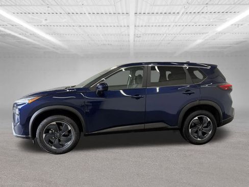 Used 2024 Nissan Rogue SV image 2