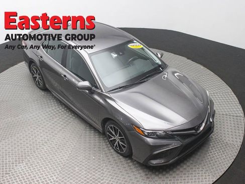 Used 2023 Toyota Camry SE image 3