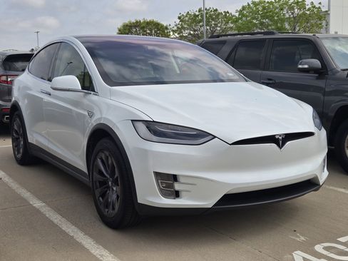 Used 2018 Tesla Model X 75D image 3