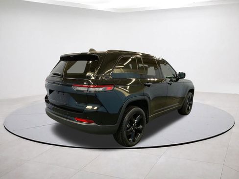 Used 2025 Jeep Grand Cherokee Limited w/ Luxury Tech Group II AWD/4WD image 7