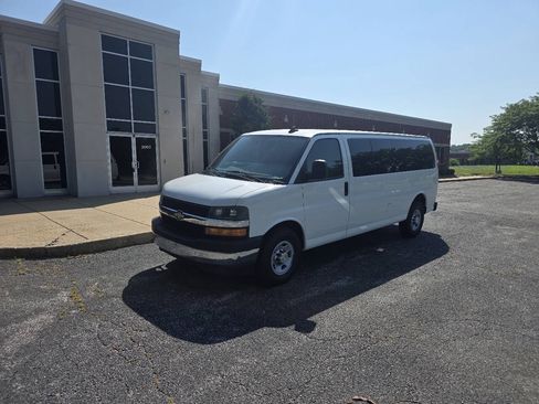 Used 2017 Chevrolet Express 3500 LT w/ LT Preferred Equipment Group RWD image 3