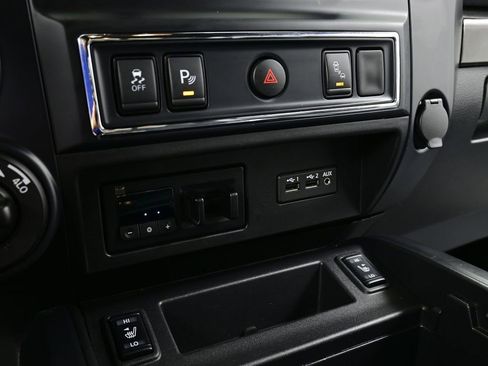 Used 2019 Nissan Titan SV w/ SV Convenience Package image 11