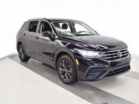 Used 2023 Volkswagen Tiguan SE w/ Panoramic Sunroof Package FWD image 2