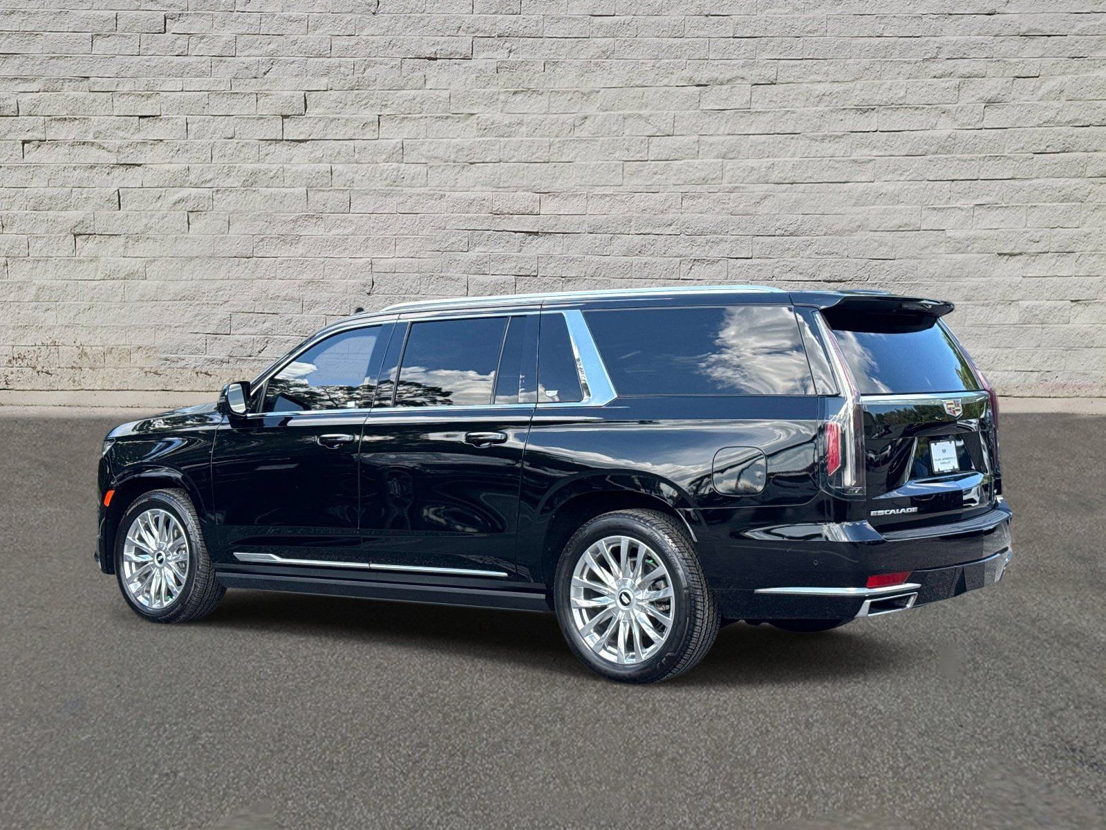 Used 2024 Cadillac Escalade ESV Premium Luxury w/ Performance Package AWD/4WD image 3