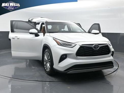 Used 2023 Toyota Highlander Platinum image 1