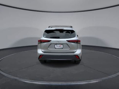 Used 2024 Toyota Highlander Limited AWD/4WD image 7