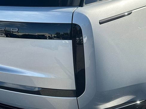 Used 2025 Land Rover Range Rover SE image 14