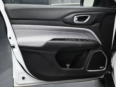 New 2025 Jeep Compass Latitude w/ Sun & Sound Group image 18