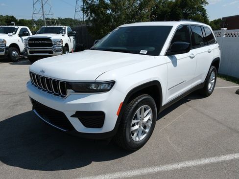 New 2025 Jeep Grand Cherokee Laredo w/ Luxury Tech Group I AWD/4WD image 12