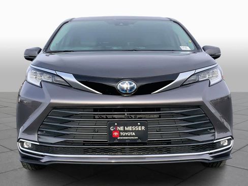 Used 2024 Toyota Sienna Limited image 4