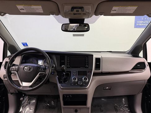 Used 2020 Toyota Sienna XLE image 8