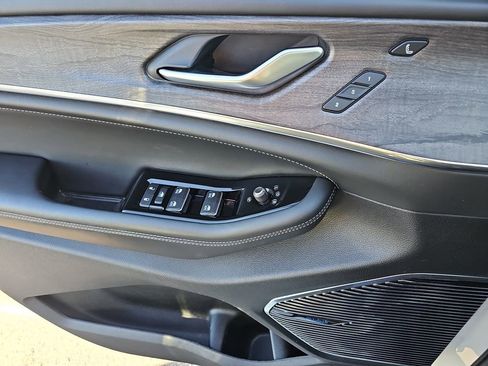 Used 2023 Jeep Grand Cherokee Overland w/ Luxury Tech Group IV image 33