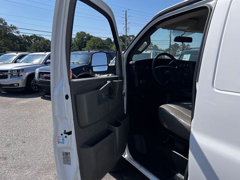Used 2022 Chevrolet Express 2500 w/ Driver Convenience Package image 10