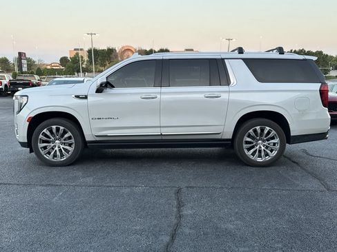Used 2021 GMC Yukon XL Denali w/ Denali Premium Package AWD/4WD image 3