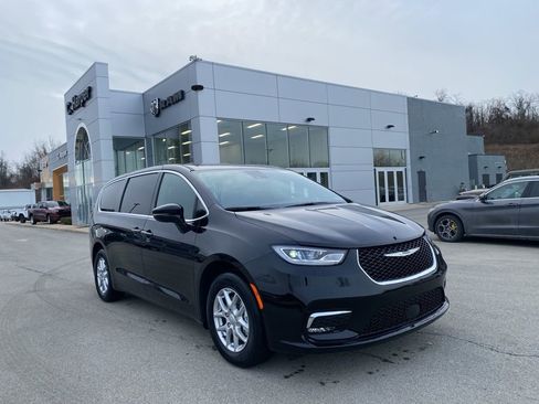 New 2026 Chrysler Pacifica Select image 1