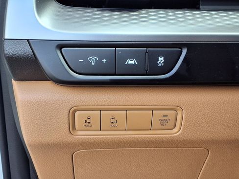 Used 2024 Kia Carnival LX FWD image 16