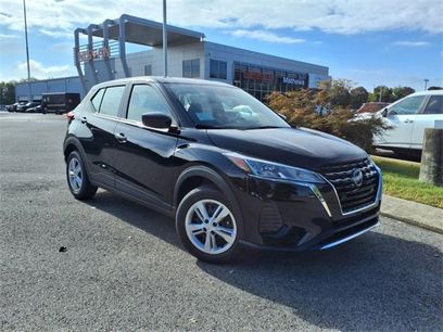 New 2025 Nissan Kicks Play S