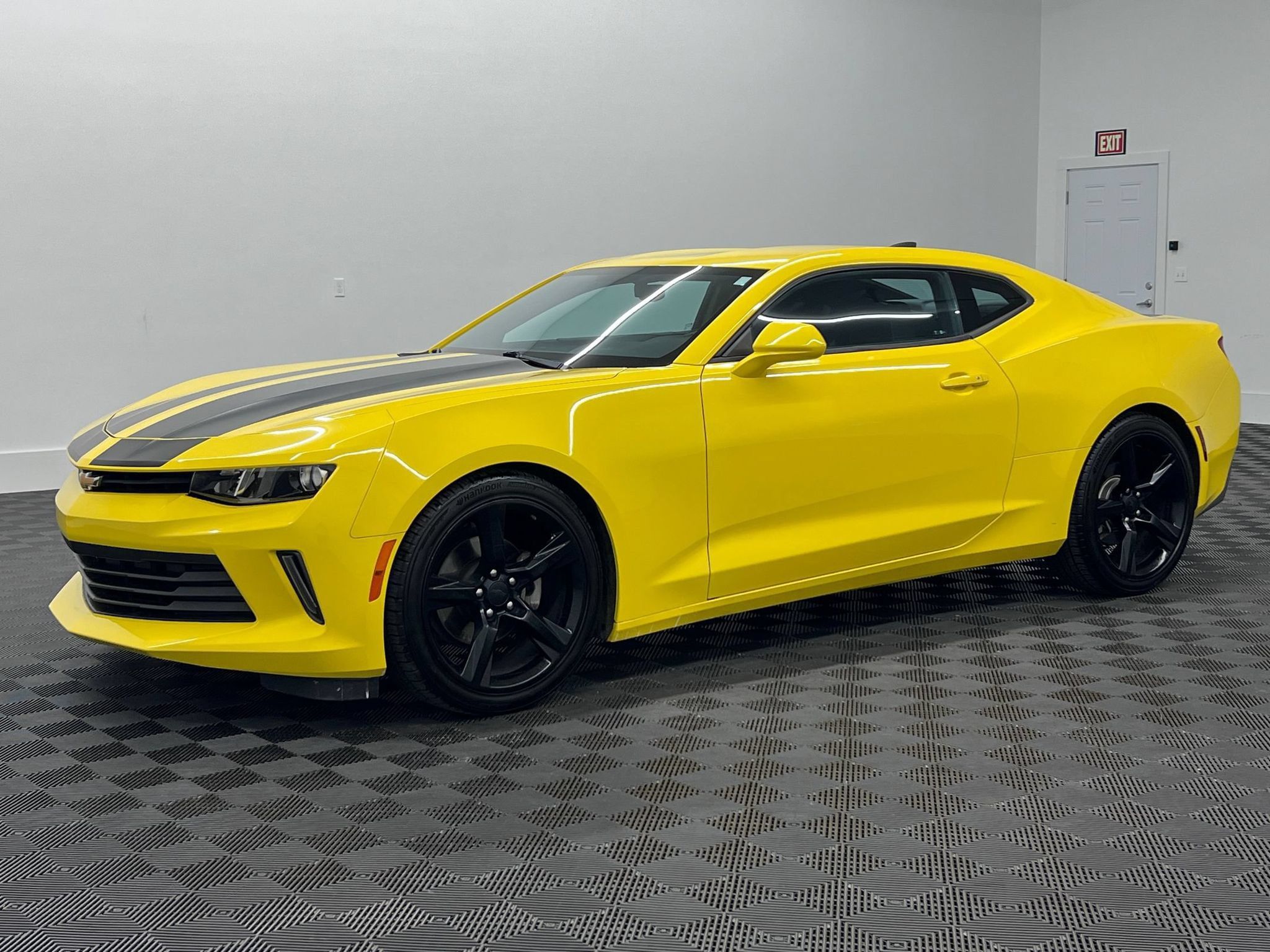 Used 2017 Chevrolet Camaro LT RWD image 1
