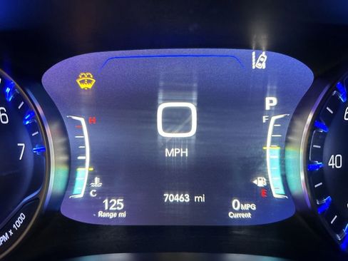 Used 2023 Chrysler Pacifica Touring-L FWD image 13
