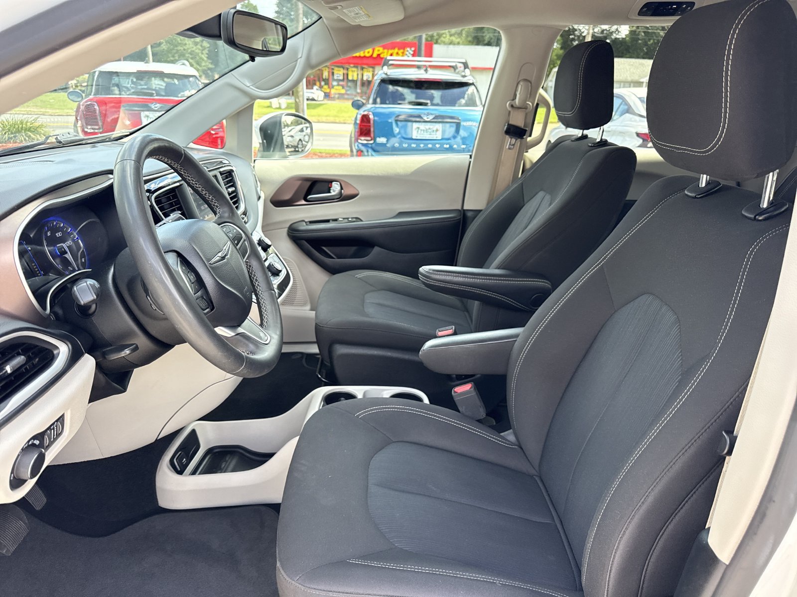 Used 2023 Chrysler Voyager LX FWD image 9