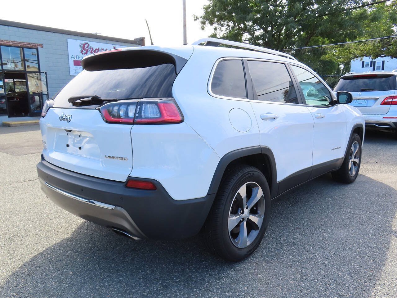 Used 2019 Jeep Cherokee Limited AWD/4WD image 3