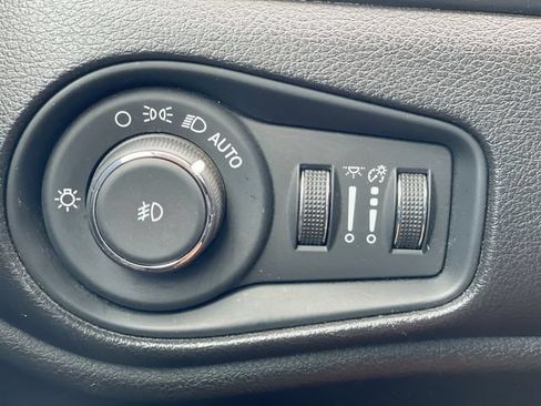 Used 2020 Jeep Renegade Latitude FWD image 26